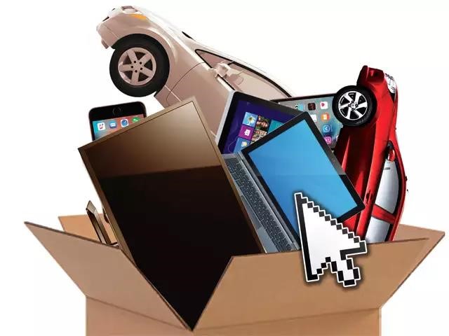 یک عکس شامل لپ تاپ مانیتور، کیس و ماشین که در یک جعبه هستش 